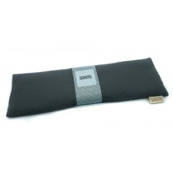 Saco de semillas cervical Sakito de color gris colocado sobre los hombros para aliviar el dolor muscular.
